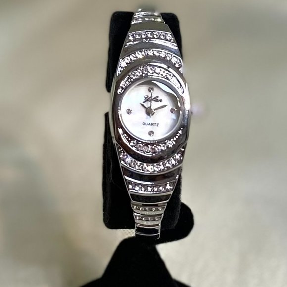 ?Pretty Silver Tone Bracelet Watch. CZs Around The Outer Face 8-1/2 In. /W18 main image 4